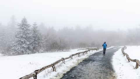 Schnee am Großen Feldberg im Taunus.