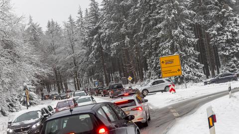 Schnee im Taunus: Autos stauen sich auf Zufahrt zum Großen Feldberg