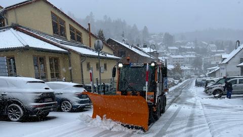 Verschneite Straße in Schmitten im Taunus