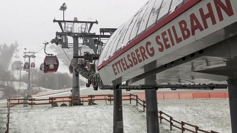Schnee in Willingen, zu sehen ist die Seilbahn am Ettelsberg.