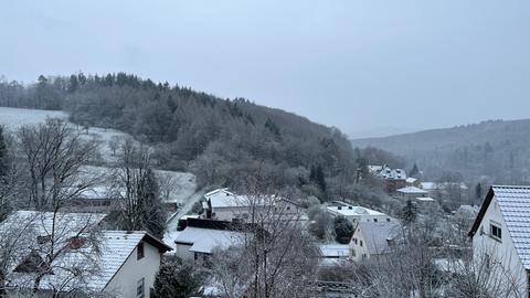 Schnee liegt in Löhnberg (Limburg-Weilburg).