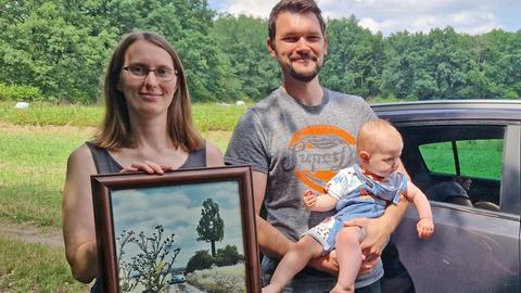 Familie Roth mit Tochter Liana, die zusammen mit dem Bürgermeister die Tafel enthüllt hat