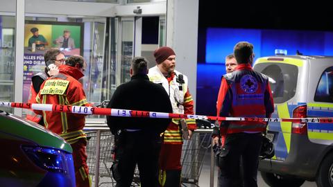 Polizei und Einsatzkräfte vor einem Aldi-Markt in Mörfelden-Walldorf