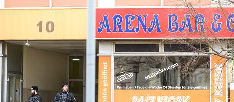 Polizisten sichern einen der Tatorte in Hanau ab.