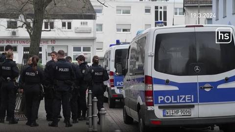 Polizisten und ein Polizeiwagen vor der Kneipe in Frankfurt-Nieder-Eschbach, wo ein Mann erschossen wurde