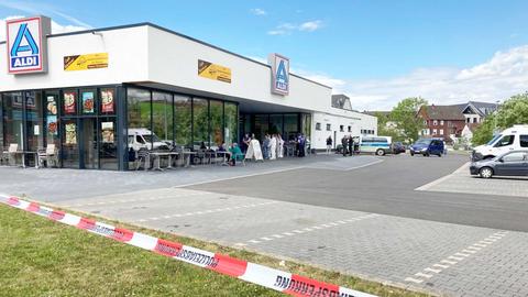 Absperrband riegelt den Parkplatz des Supermarkts ab.