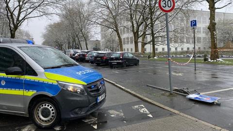 Polizei vor der evakuierten Schule in Kassel