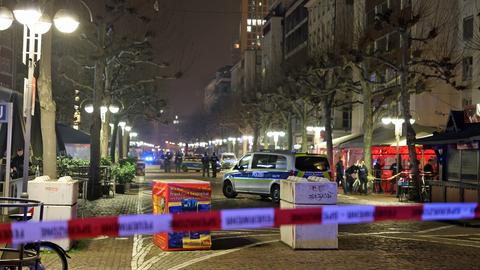 Polizeiabsperrung und Polizisten im Einsatz in der Nacht in einer Fußgängerzone