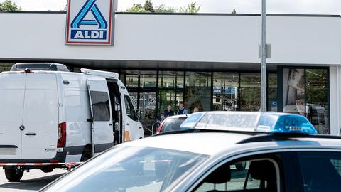 Polizeiauto vor Aldi-Markt