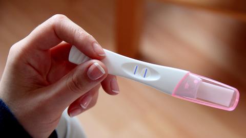 Ein Schwangerschaftstest zeigt zwei Streifen an und ist damit positiv.