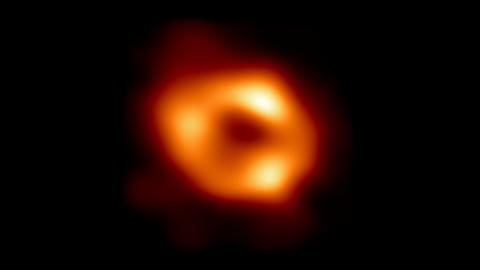 Erstes Foto eines supermassereichen Schwarzen Lochs im Zentrum der Milchstraße