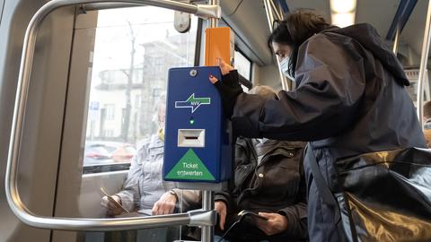 Fahrkartenkontrolle in Kassel. 