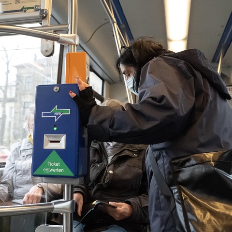 Fahrkartenkontrolle in Kassel. 
