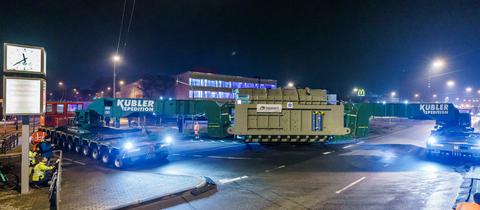 Der Schwerlasttransport überquert auf der Hanauer Landstraße die Straßenbahnschienen. Ein Transformator mit 466 Tonnen Gewicht, 72,9 Meter Länge und mehr als fünf Meter Höhe wurde mit einem Schwerlasttransport zu einem Umspannwerk im Frankfurter Stadtteil Bergen-Enkheim transportiert.