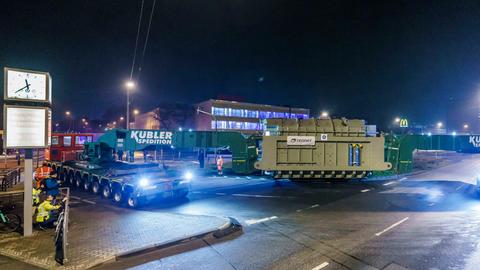 Der Schwerlasttransport überquert auf der Hanauer Landstraße die Straßenbahnschienen. Ein Transformator mit 466 Tonnen Gewicht, 72,9 Meter Länge und mehr als fünf Meter Höhe wurde mit einem Schwerlasttransport zu einem Umspannwerk im Frankfurter Stadtteil Bergen-Enkheim transportiert.