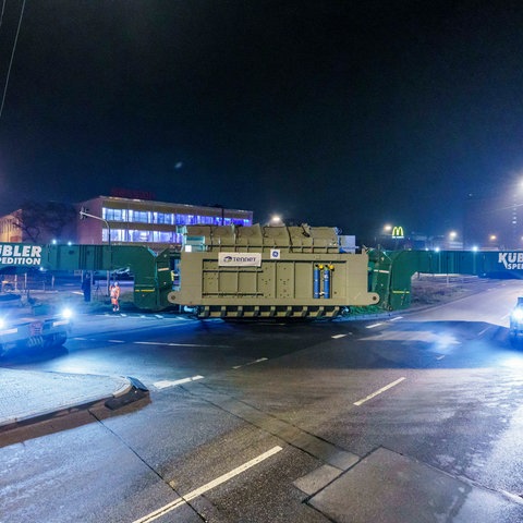 Der Schwerlasttransport überquert auf der Hanauer Landstraße die Straßenbahnschienen. Ein Transformator mit 466 Tonnen Gewicht, 72,9 Meter Länge und mehr als fünf Meter Höhe wurde mit einem Schwerlasttransport zu einem Umspannwerk im Frankfurter Stadtteil Bergen-Enkheim transportiert.