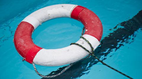 Ein Rettungsring schwimmt auf der Wasseroberfläche eines Hallenbads.