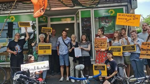 Stellvertretend für insgesamt 22 Initiativen übergaben Aktivisten der Seebrücke Marburg ihren offenen Brief an die Parteien in Marburg, hier bei den Grünen. 