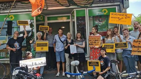 Stellvertretend für insgesamt 22 Initiativen übergaben Aktivisten der Seebrücke Marburg ihren offenen Brief an die Parteien in Marburg, hier bei den Grünen. 
