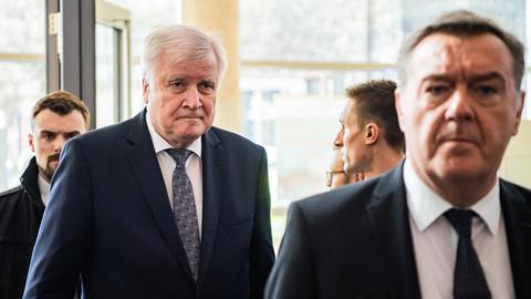 Bundesinnenminister Seehofer (l.) mit OB Kaminsky vor Ort in Hanau