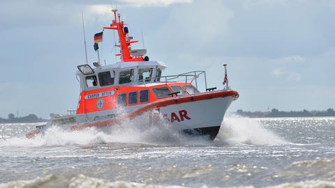Das Seenotrettungsboot "Casper Otten" fährt am 14.08.2013 auf der Nordsee vor der Insel Langenoog