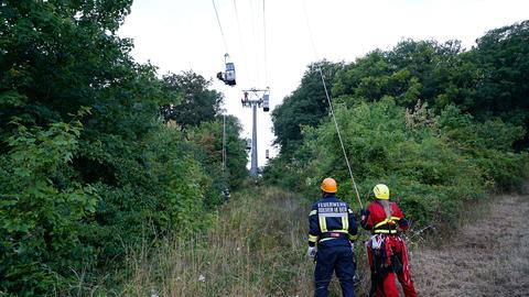 Seilbahn- und Höhenretter befreien Menschen aus Gondeln.