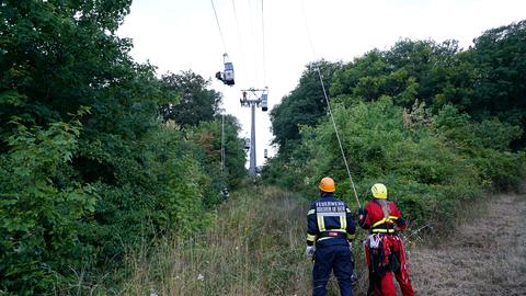 Seilbahn- und Höhenretter befreien Menschen aus Gondeln.