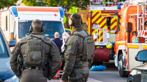 SEK-Einsatzkräfte an dem Mehrfamilienhaus in Langen