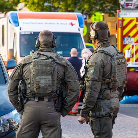 SEK-Einsatzkräfte an dem Mehrfamilienhaus in Langen