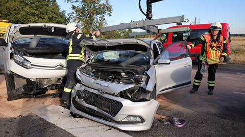 Zwei beschädigte Autos nach einem Unfall auf einer Straße