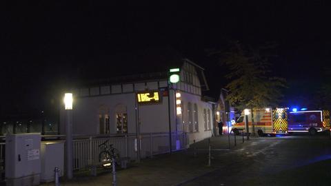 Krankenwagen stehen vor dem Bahnhof Bischofsheim (Groß-Gerau)