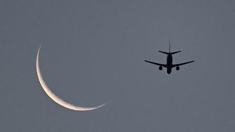 Mondsichel und Flugzeug