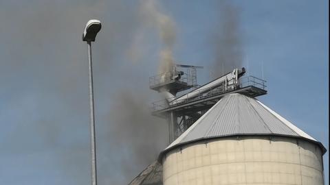 Brennender Holzsilo, schwarzer Rauch