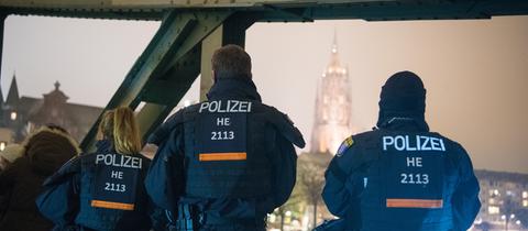 Polizisten auf dem Eisernen Steg in Frankfurt.