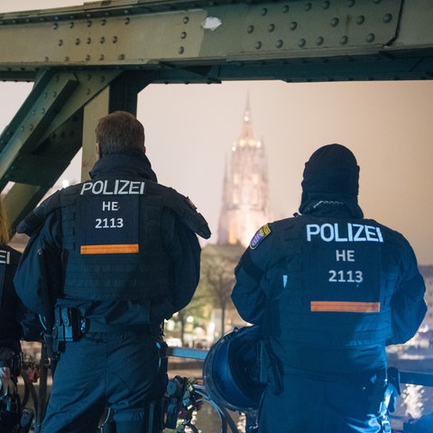 Polizisten auf dem Eisernen Steg in Frankfurt.