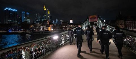 Polizeibeamte schließen den Eisernen Steg in Frankfurt. 