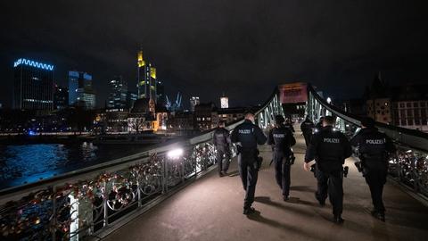 Polizeibeamte schließen den Eisernen Steg in Frankfurt. 