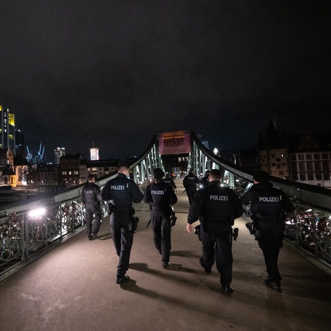 Polizeibeamte schließen den Eisernen Steg in Frankfurt. 