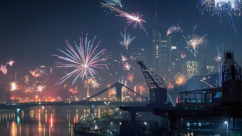 Silvesterfeuerwerk 2022 vor der Skyline Frankfurts