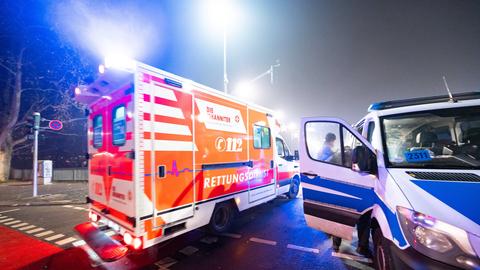 Ein Rettungswagen passiert auf der „Alten Brücke“ ein Polizeiauto. Die Polizei hat ihre Präsenz in der Silvesternacht deutlich erhöht.