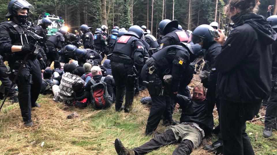 Aufregung im Protestlager – Polizei will Aktivisten aus den Bäumen holen hessenschau.de
