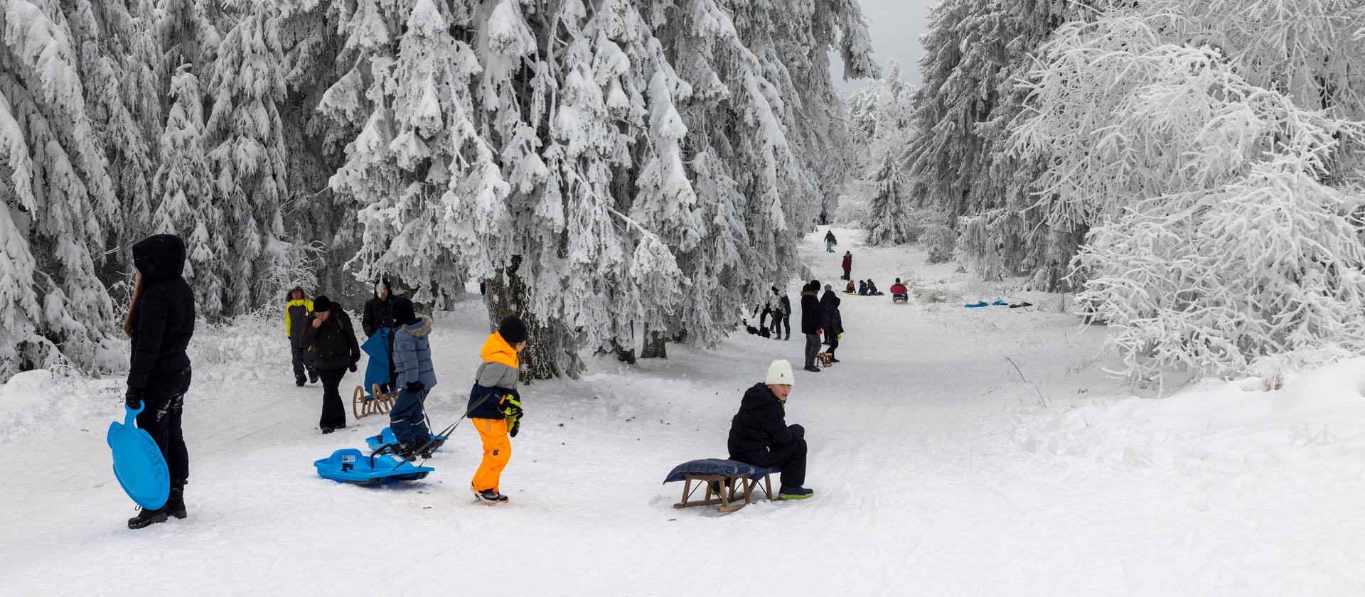 Wegen Schnee Ansturm an Wasserkuppe und Hoherodskopf Straßen gesperrt, Parkplätze voll