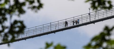 Menschen gehen über den Skywalk in Willingen