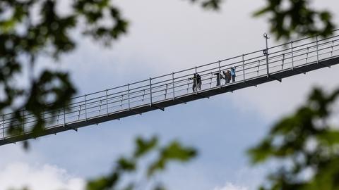 Menschen gehen über den Skywalk in Willingen