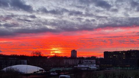 Glutrot: Der Sonnenaufgang in Frankfurt, fotografiert vom Dach des hr. 