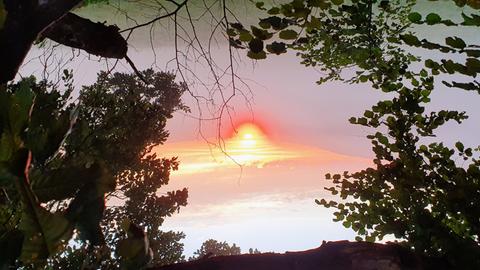 Aufgehende Sonne über Landschaft