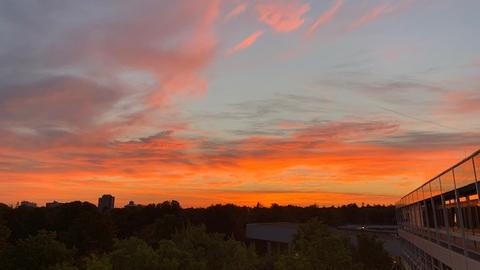 Blutrot gefärbter Sonnenaufgang