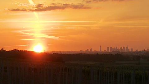 Sonne geht auf, im Hintergrund Silhouette der Frankfurter Hochhäuser