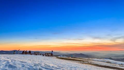 Farbenfroher Sonnenuntergang auf einem schneebedeckten Berg