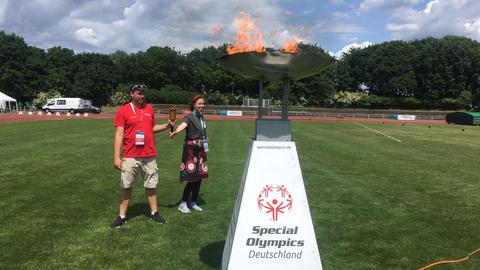 Das olympische Feuer brennt im Darmstädter Bürgerpark.